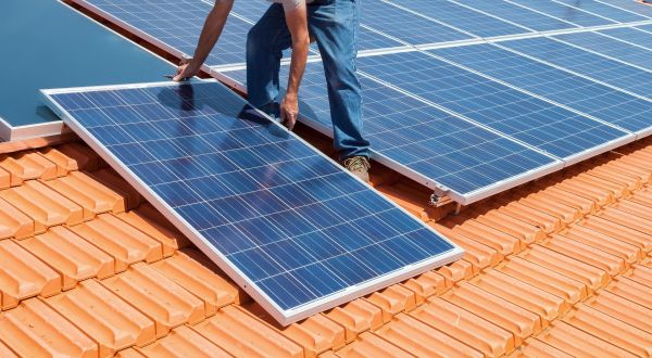 Choisir le bon panneau solaire photovoltaïque : guide des bénéfices 2026