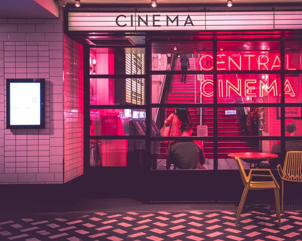 Quelles astuces les cinémas indépendants utilisent-ils pour concurrencer les multiplexes ?
