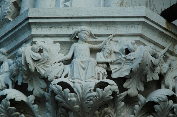 Comment devenir un maître dans l'art de la sculpture sur pierre ?